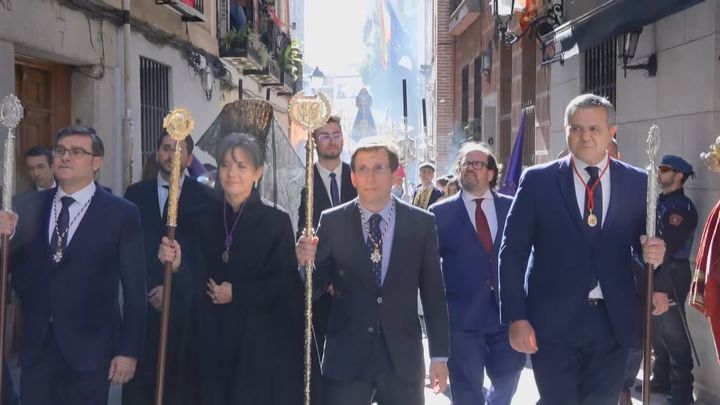 Martínez Almeida acompaña a la procesión de Jesús 'El Pobre' y anima a disfrutar de la Semana Santa madrileña