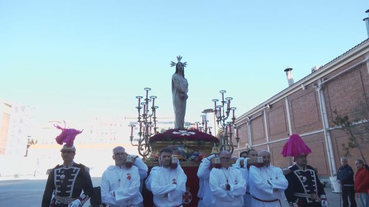 Serenidad y recogimiento en la salida de El Divino Cautivo desde el Colegio de Calasancio