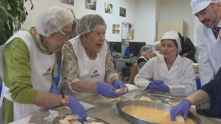 Los mayores de una residencia de Pozuelo de Alarcón celebran la Semana Santa con un taller de torrijas