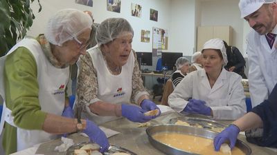 Los mayores de una residencia de Pozuelo de Alarcón celebran la Semana Santa con un taller de torrijas