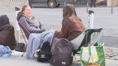 Miles de personas esperan a las puertas del Movistar Arena el tercer concierto de Rosalía en Madrid