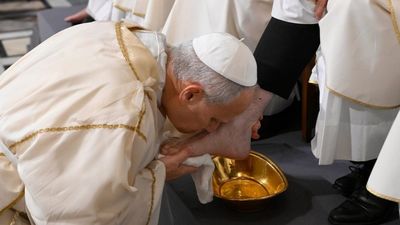 El Papa Leon XIV recupera la tradición del Jueves Santo y lava los pies a 12 sacerdotes