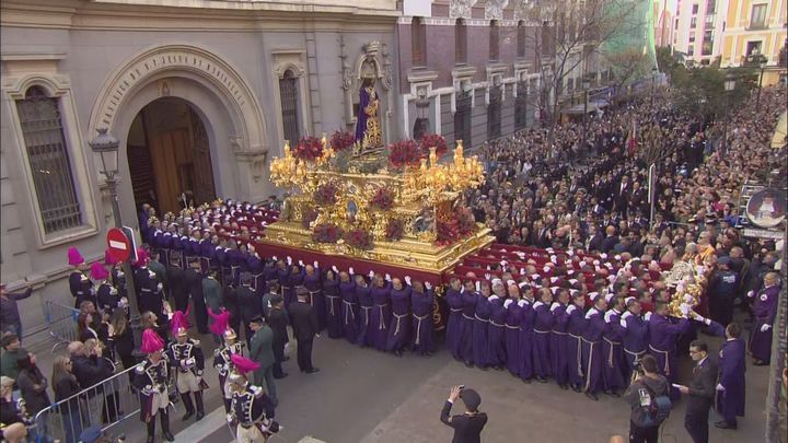 El Cristo de Medinaceli recorre Madrid en una multitudinaria procesión del Viernes Santo