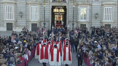 Madrid acoge la majestuosa salida de Viernes Santo del Cristo de los Alabarderos desde el Palacio Real