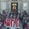Madrid acoge la majestuosa salida de Viernes Santo del Cristo de los Alabarderos desde el Palacio Real