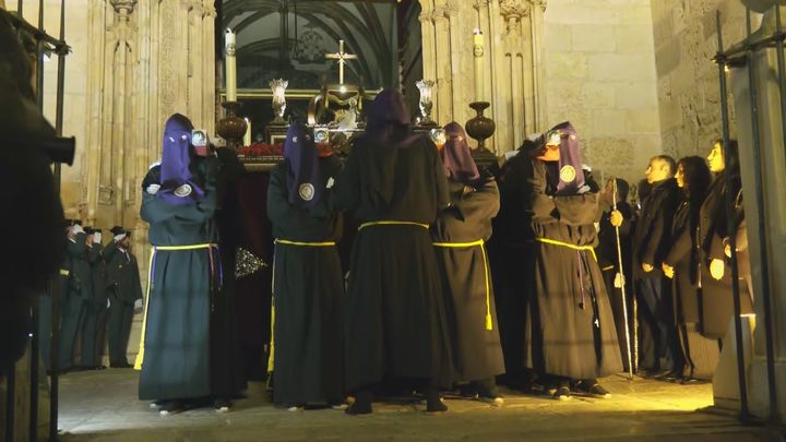 Silencio y solemnidad marcan la procesión del Santo Entierro de Cristo Yacente y Nuestra Señora de los Dolores en Alcalá de Henares