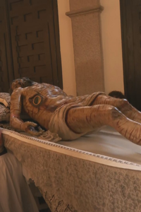 La inusual imagen de la estación de penitencia del Santo Entierro en Alcalá de Henares