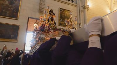 La procesión de Jesús El Pobre entra en la Catedral de la Almudena