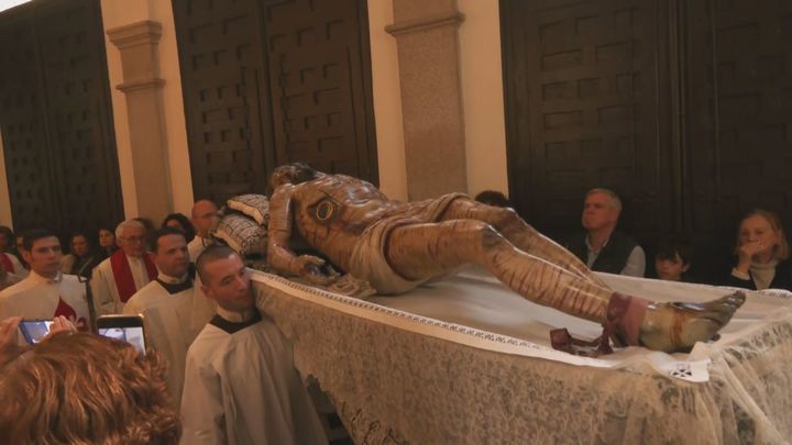 La inusual imagen de la estación de penitencia del Santo Entierro en Alcalá de Henares