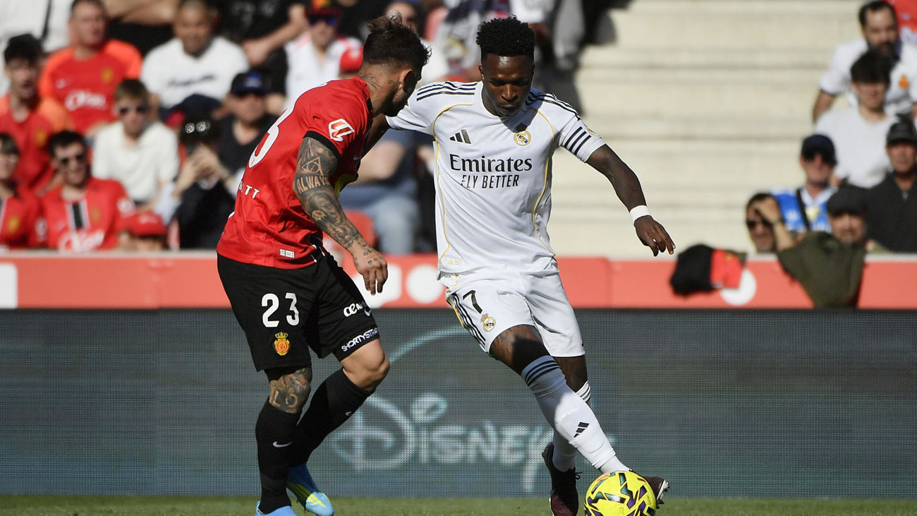 Vinicius encara a un jugador del Mallorca