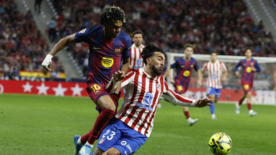 1-2. El Atlético se queda sin premio ante el Barcelona tras jugar en inferioridad medio partido