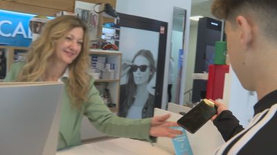 Comercios de Boadilla ofrecen móviles a menores que necesiten llamar con urgencia