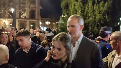 Los Reyes junto a sus hijas asisten a la procesión del Viernes Santo en Carabanchel