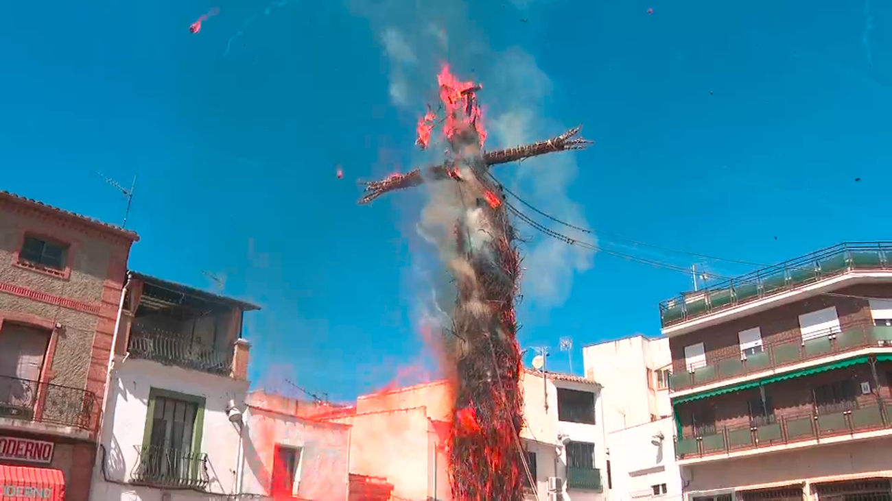 Tielmes cierra la Semana Santa con la tradicional 'Quema de Judas'