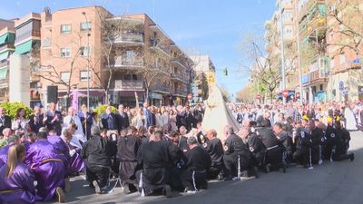 Medio centenar de costaleros participan en la procesión de El Encuentro en Móstoles