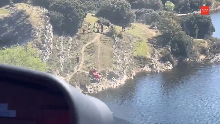 Rescatan en helicóptero a un pescador herido en el embalse de El Vellón