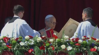 El Papa oficia su primera Misa de Resurrección y pide en la bendición 'Urbi et Orbi' que se abandonen las armas