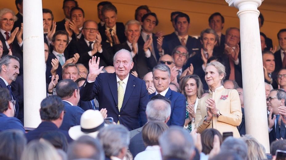 El rey Juan Carlos asiste en la Maestranza de Sevilla a la reaparición de Morante de la Puebla
