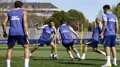 Oblak, Pubill y Mendoza, con el grupo; Giménez, duda para el Camp Nou