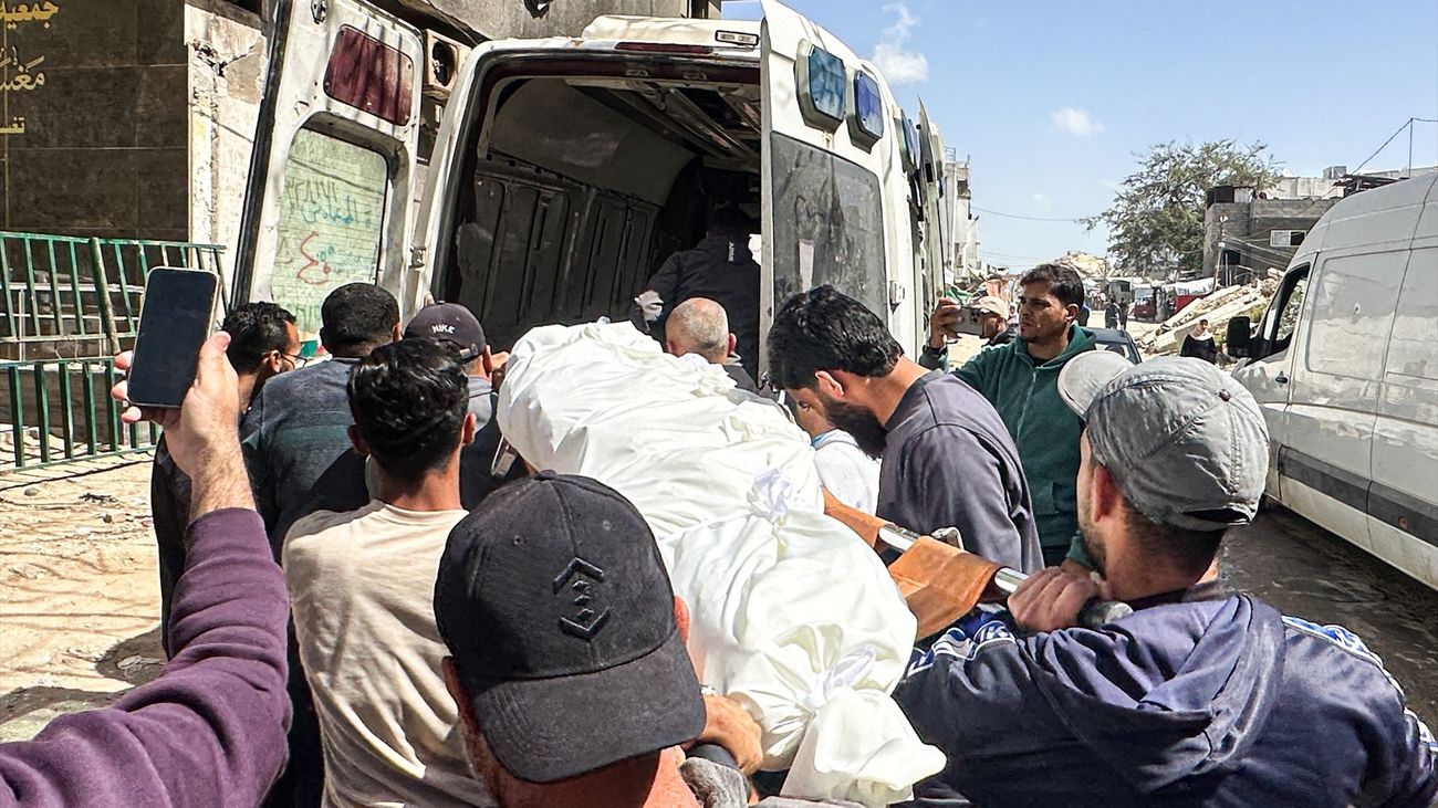 Traslado de uno de los cadáveres tras el ataque israelí en Gaza este lunes
