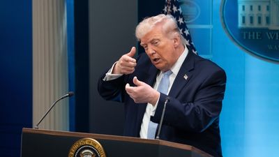 Trump asegura que está en "negociaciones intensas" con Irán antes de la fecha límite para abrir el estrecho de Ormuz