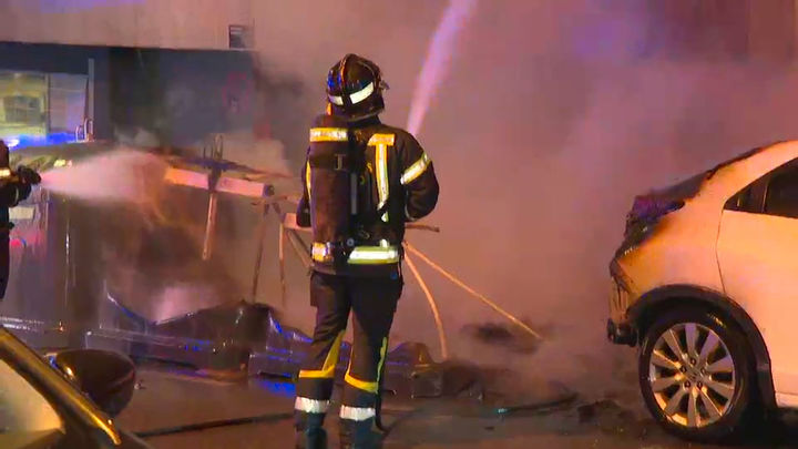 Dos incendios en Usera: arden  varios coches y contenedores