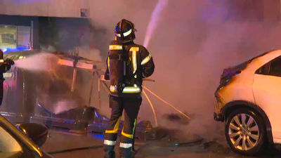 Dos incendios en Usera: arden  varios coches y contenedores