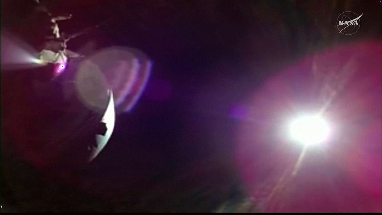 Astronautas de Artemis II relatan a Trump su paso por el lado oscuro de la luna