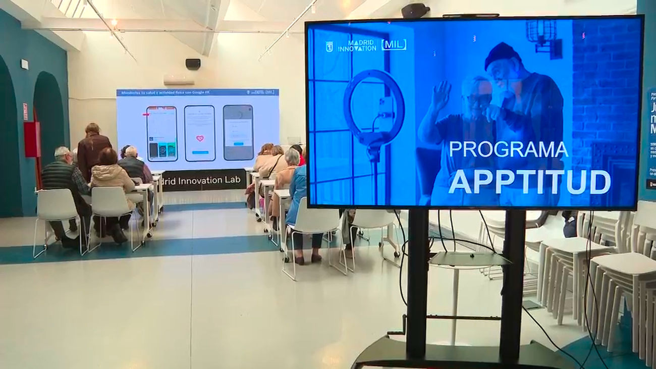 Madrid impulsa la alfabetización digital: formación gratuita en inteligencia artificial para mayores en el Innovation Lab