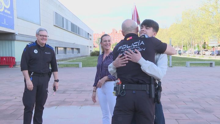 Gonzalo se reencuentra con los agentes de la Policía Municipal de Alcorcón que le salvaron la vida