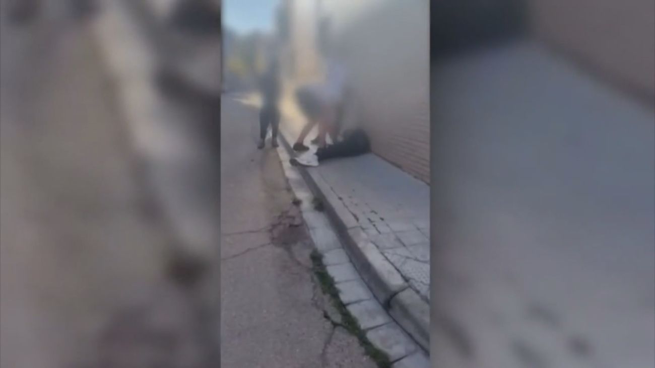 Agresión a un menor en Barcelona: varios jóvenes le golpean mientras otro graba
