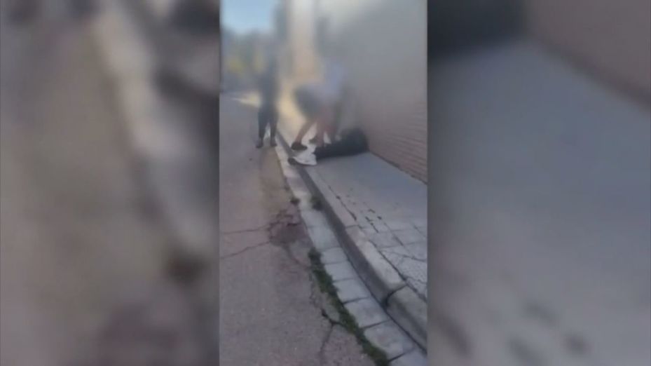 Agresión a un menor en Barcelona: varios jóvenes le golpean mientras otro graba