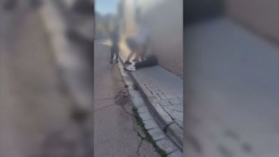 Agresión a un menor en Barcelona: varios jóvenes le golpean mientras otro graba