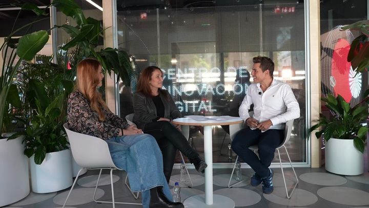 Conectando generaciones: la tecnología madrileña que rompe la soledad y transforma vidas