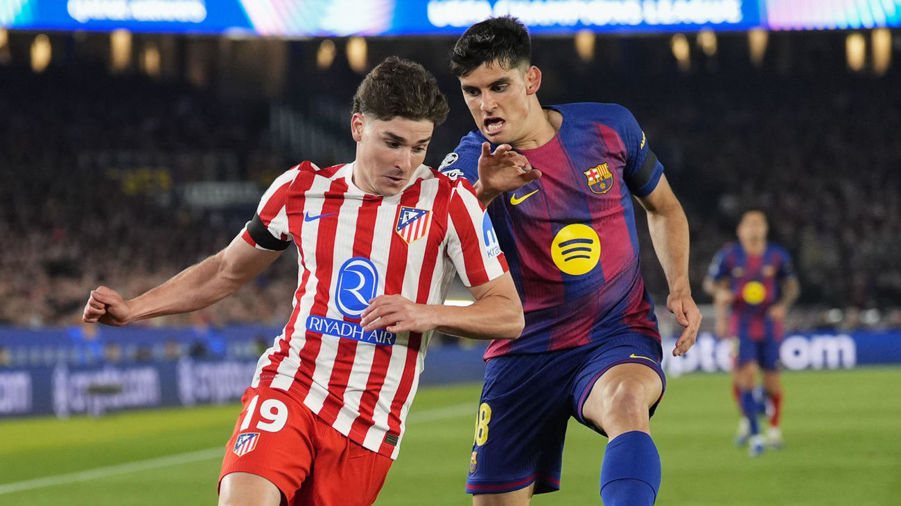 Julián Alvarez ante el Barcelona