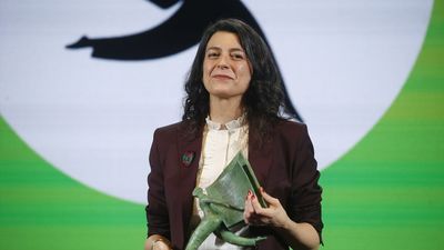 La escritora Samanta Schweblin gana un millón de euros al conseguir el I Premio Aena narrativa con 'El buen mal'