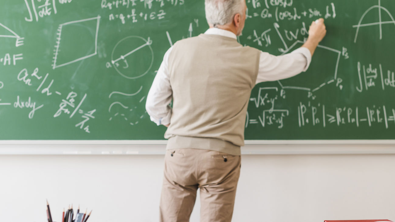 Profesor impartiendo una clase de matemáticas