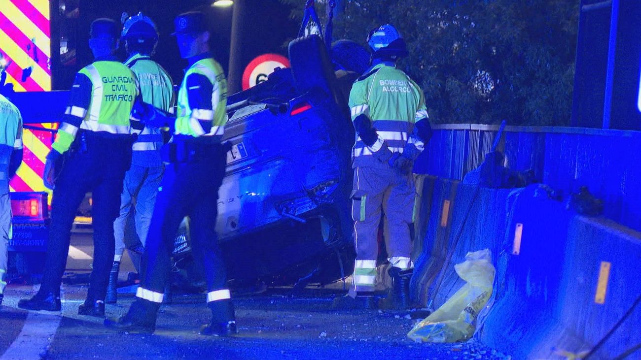 Vuelca un coche en la M-40 y la policía encuentra un fajo de billetes y herramientas para realizar butrones
