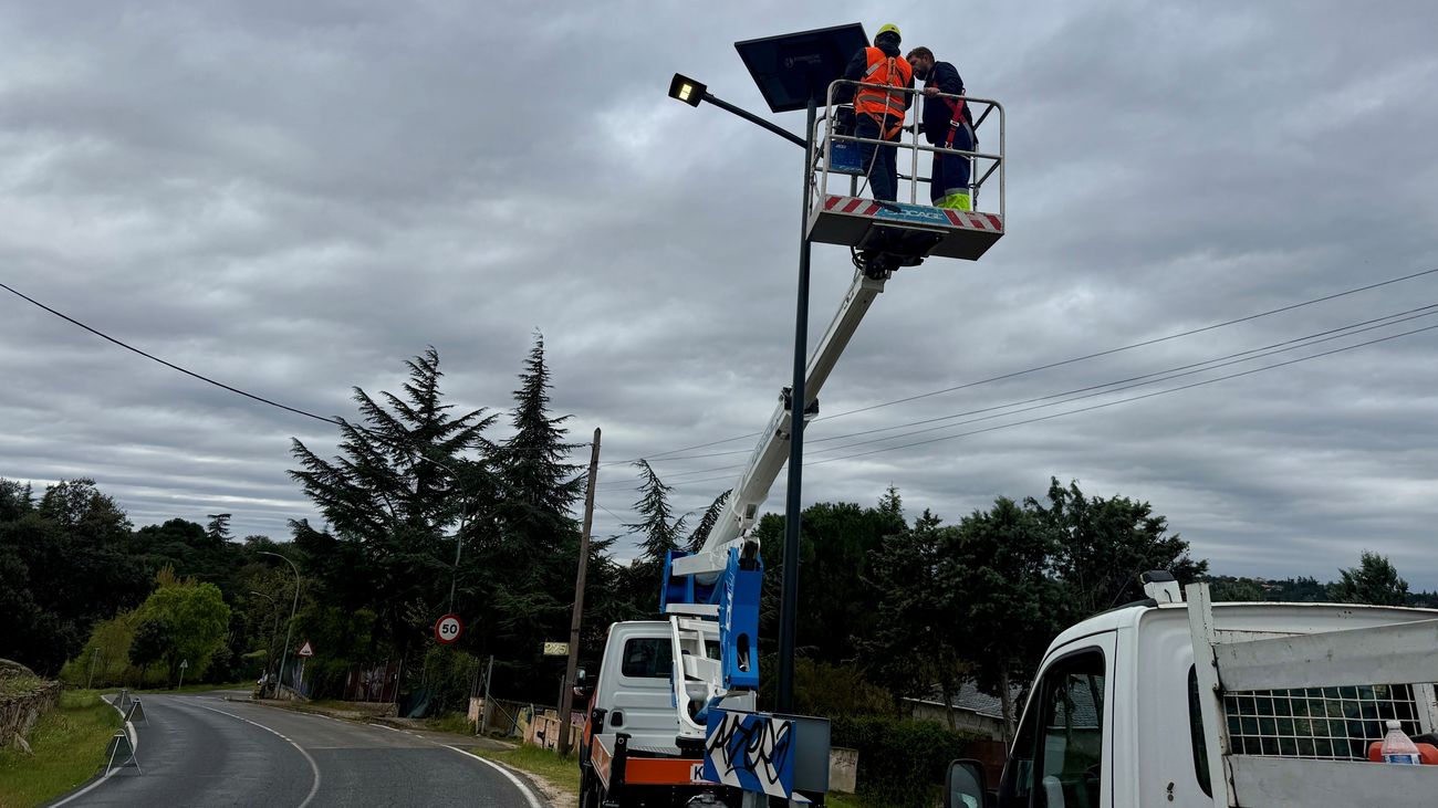 Instalación de farolas solares en la carretera de La Navata, en Galapagar