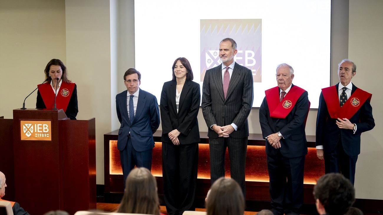 Felipe VI inaugura el moderno campus del IEB en Madrid y entrega becas a la excelencia