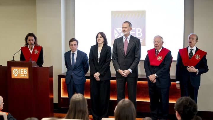 Felipe VI inaugura el moderno campus del IEB en Madrid y entrega becas a la excelencia