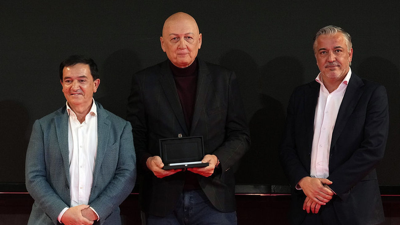 Miguel Sánchez Canales recoge el premio del COE