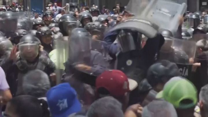 Centenares de personas se manifiestan frente al palacio presidencial de Caracas para pedir "democracia y libertad"