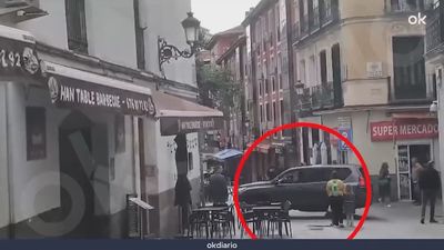 Seis coches y 20 escoltas: la comitiva de Sánchez para grabar un Tik Tok en el centro de Madrid