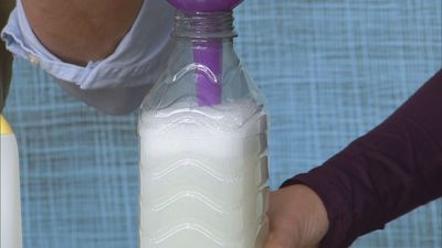 La alternativa sostenible y económica al suavizante industrial que puedes hacer en casa