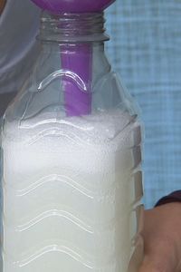 La alternativa sostenible y económica al suavizante industrial que puedes hacer en casa