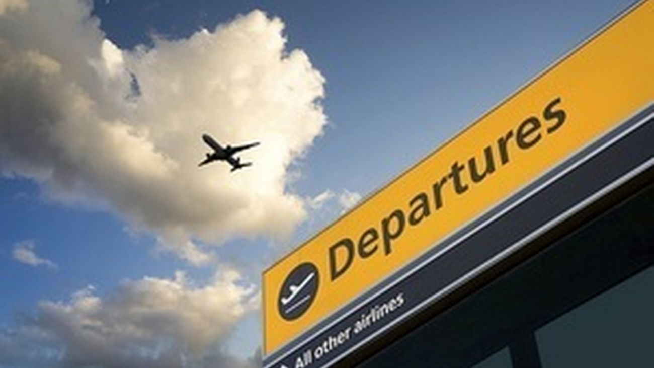 Un avión sobrevuela el aeropuerto de Francia