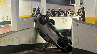 Aparatoso accidente en el parking de Olavide: un vehículo pierde el control y cae a la planta de abajo
