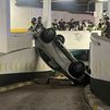 Aparatoso accidente en el parking de Olavide: un vehículo pierde el control y cae a la planta de abajo