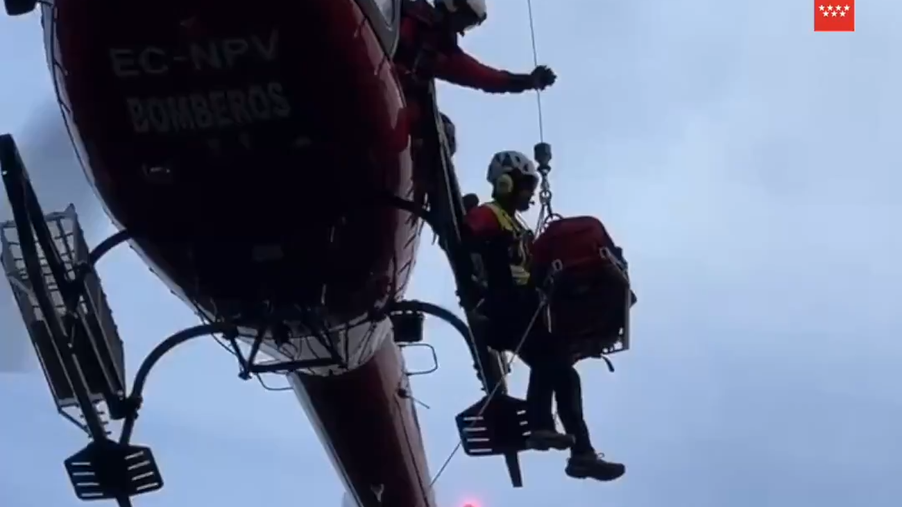 El espectacular rescate de un ciclista accidentado en Camino de la Fuente la Teja, en Torrejón de Velasco